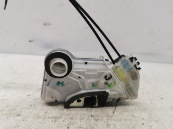 Türschlossmechanik 4-türig links vorne van een Peugeot 108 1.0 12V VVT-i 2019