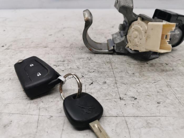 Ignition lock + key from a Peugeot 108 1.0 12V VVT-i 2019