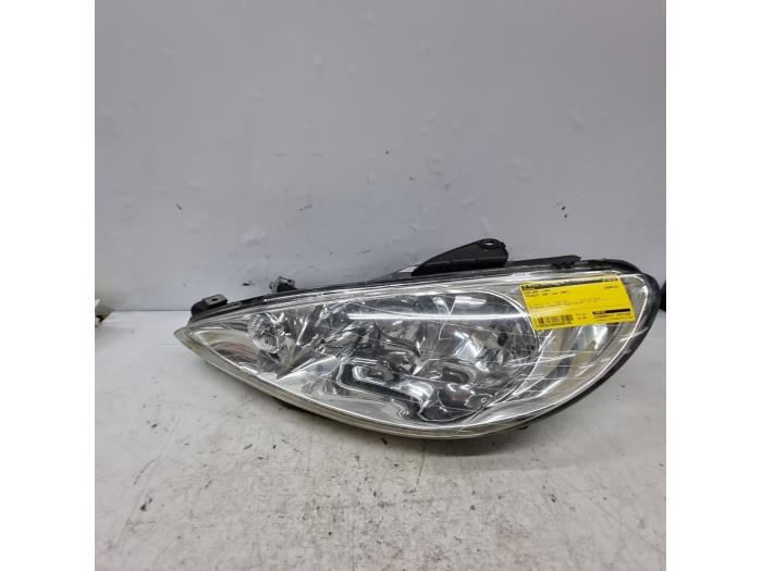 Używane Reflektor lewy Peugeot 206 (2A/C/H/J/S) 1.6 16V Cena € 35,00 Procedura marży oferowane przez autodemontage denollen