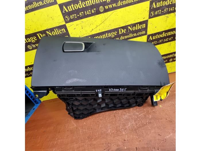 Begagnade Handskfack BMW 1 serie (F20) 116d 1.5 12V TwinPower Pris € 100,00 Marginaltabell erbjuds av autodemontage denollen