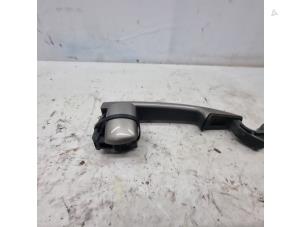 Begagnade Dörrhandtag, 2-dörrars, höger Peugeot 208 I (CA/CC/CK/CL) 1.4 16V Pris € 30,00 Marginaltabell erbjuds av de Nollen autorecycling