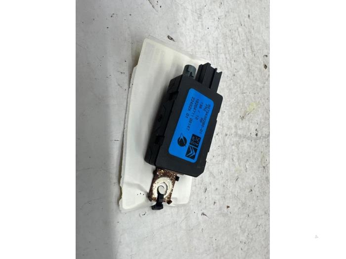 Antenna Amplifier from a Peugeot 208 I (CA/CC/CK/CL) 1.4 16V 2012