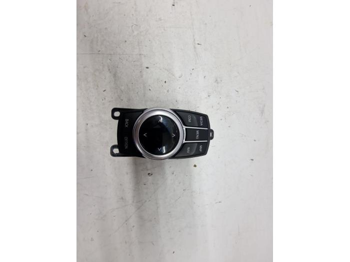 Używane Przycisk I-Drive BMW 1 serie (F20) 116d 1.5 12V TwinPower Cena € 99,00 Procedura marży oferowane przez autodemontage denollen
