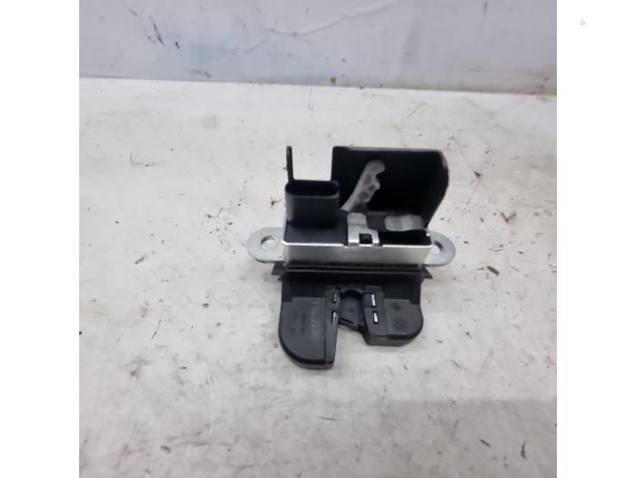 Tailgate lock mechanism from a Volkswagen Tiguan (5N1/2) 2.0 TDI 16V Blue Motion 2016