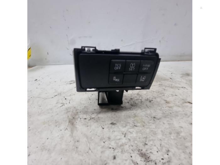 Usados Interruptor Mazda CX-3 (DJ/DK) 2.0 SkyActiv-G 120 Precio € 14,95 Norma de margen ofrecido por autodemontage denollen