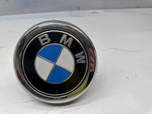 Używane Uchwyt tylnej klapy BMW 1 serie (F20) 116i 1.5 12V Cena na żądanie oferowane przez de Nollen autorecycling