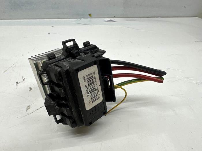 Heater resistor from a Peugeot 208 I (CA/CC/CK/CL) 1.0 Vti 12V PureTech 2015