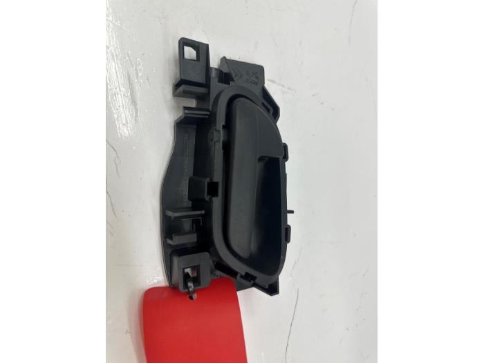 Door handle 2-door, left from a Peugeot 208 I (CA/CC/CK/CL) 1.0 Vti 12V PureTech 2015