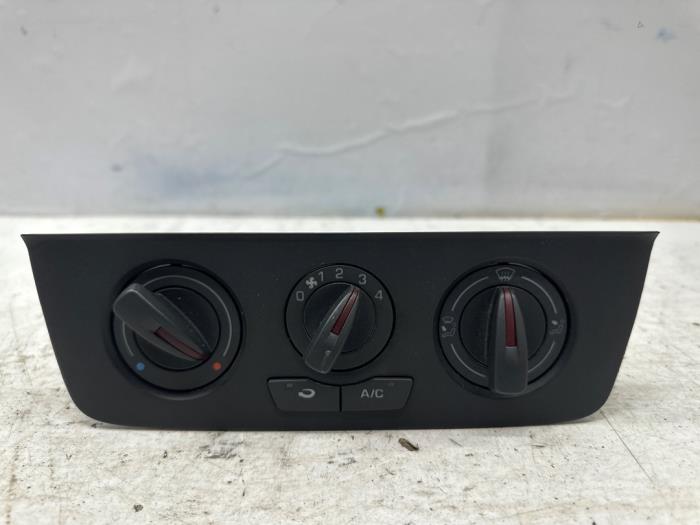 Panel de control de calefacción de un Seat Ibiza IV SC (6J1) 1.2 12V 2015