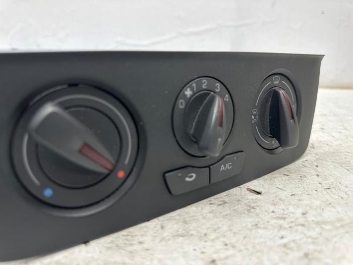 Heater control panel from a Seat Ibiza IV SC (6J1) 1.2 12V 2015