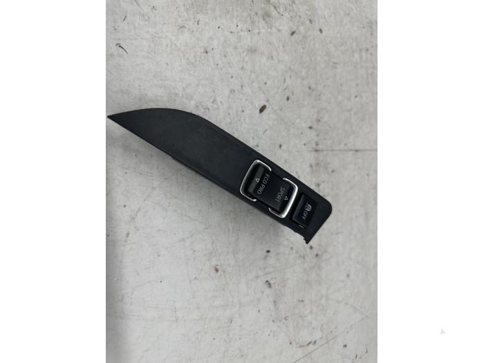 Używane Przelacznik ESP BMW 1 serie (F21) 116i 1.6 16V Cena € 19,99 Procedura marży oferowane przez autodemontage denollen