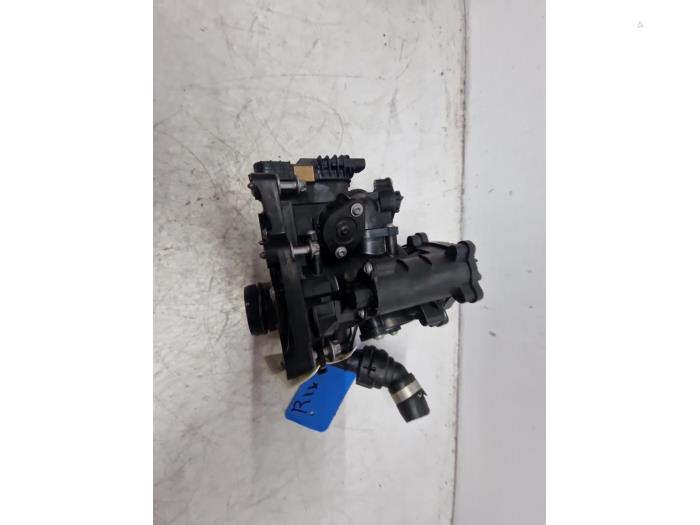 Cuerpo de termostato de un BMW 2 serie Active Tourer (F45) 220i 2.0 TwinPower Turbo 16V 2018