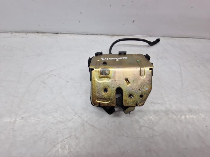Boot lid lock mechanism from a Ford Mondeo III 1.8 16V 2001