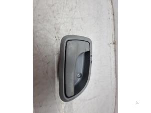 Używane Uchwyt drzwi lewych tylnych wersja 4-drzwiowa Kia Picanto (BA) 1.0 12V Cena € 12,50 Procedura marży oferowane przez de Nollen autorecycling