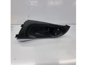 Used Electric window switch Nissan Almera (N16) 1.5 16V Price € 30,00 Margin scheme offered by de Nollen autorecycling