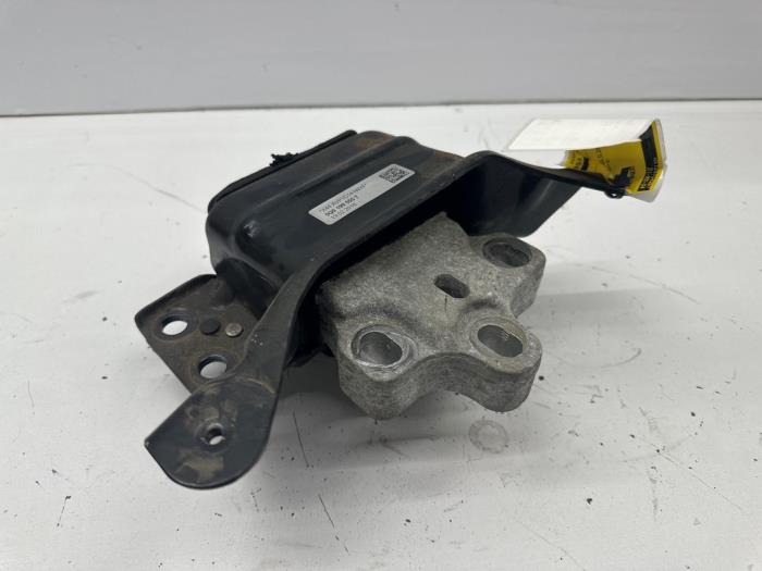 Gearbox mount from a Seat Leon SC (5FC) 2.0 TDI FR 16V 2016