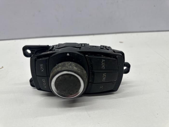 Używane Przycisk I-Drive BMW 1 serie (F20) 116i 1.5 12V Cena € 60,00 Procedura marży oferowane przez autodemontage denollen