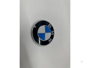 Usados Emblema BMW 2 serie Active Tourer (F45) 218i 1.5 TwinPower Turbo 12V Precio € 25,00 Norma de margen ofrecido por de Nollen autorecycling