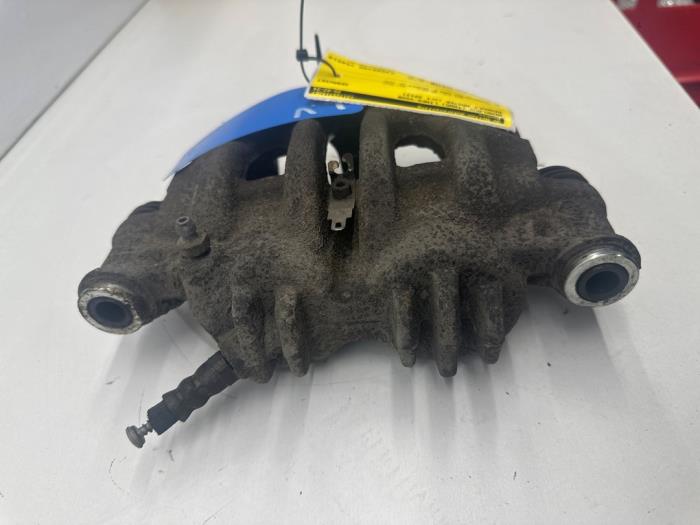 Front brake calliper, left from a Renault Master IV (FV) 2.3 dCi 125 16V FWD 2013