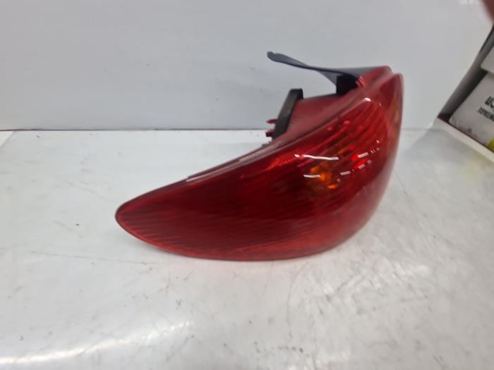 Taillight, left from a Peugeot 206 (2A/C/H/J/S) 1.4 XR,XS,XT,Gentry 2007