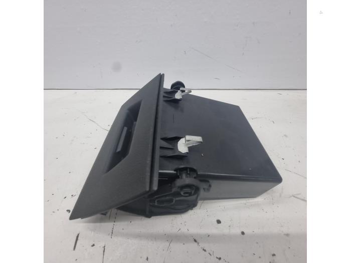 Storage compartment from a BMW 1 serie (F20) 118d 2.0 16V 2017