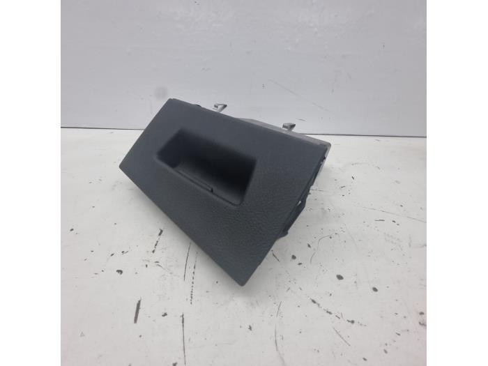 Storage compartment from a BMW 1 serie (F20) 118d 2.0 16V 2017