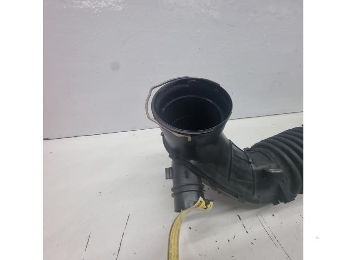 Air intake hose from a BMW 1 serie (F20) 118d 2.0 16V 2017
