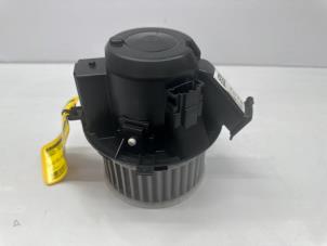 Usagé Ventilateur chauffage Renault Twingo III (AH) ZE R80 Prix € 70,00 Règlement à la marge proposé par de Nollen autorecycling