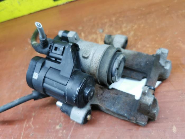 Rear brake calliper, left from a Volkswagen Tiguan (AD1) 2.0 TDI 16V BlueMotion Technology SCR 2018
