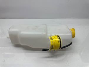 Usagé Réservoir lave-glace avant Renault Twingo III (AH) ZE R80 Prix € 25,00 Règlement à la marge proposé par de Nollen autorecycling