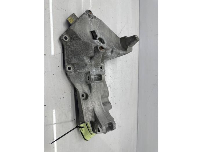 Usagé Support dynamo bas BMW 1 serie (F20) 116i 1.5 12V Prix € 75,00 Règlement à la marge proposé par autodemontage denollen