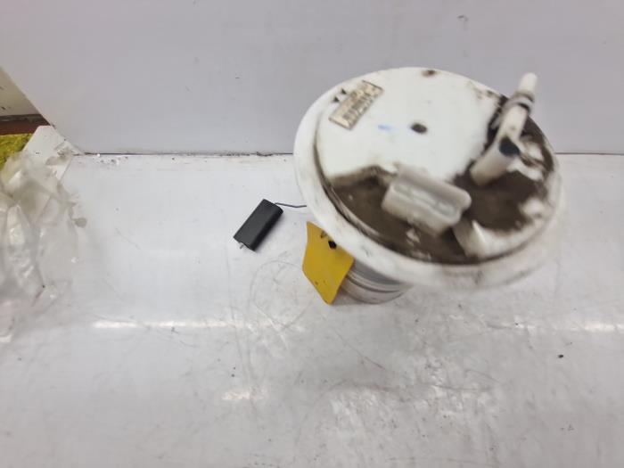 Electric fuel pump from a Peugeot 508 (8D) 1.6 THP 16V 2012