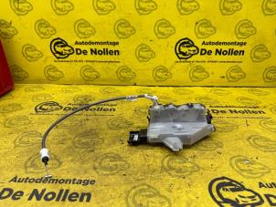 Usagé Serrure avant droite Opel Corsa F (UB/UH/UP) 1.2 Turbo 12V 100 Prix € 47,50 Règlement à la marge proposé par de Nollen autorecycling