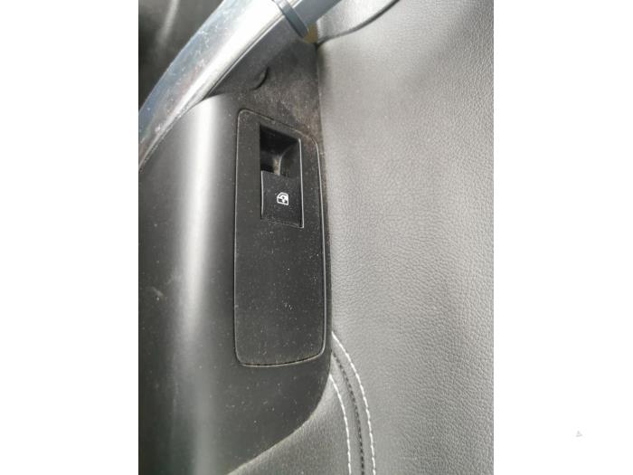 Tapicerka drzwi prawych tylnych wersja 4-drzwiowa z Opel Insignia 1.8 16V Ecotec 2012