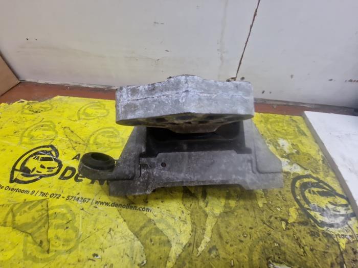 Engine mount from a Opel Insignia 1.8 16V Ecotec 2012