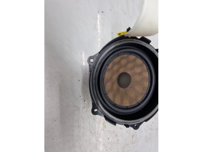 Speaker from a Seat Ibiza IV (6J5) 1.2 12V 2013