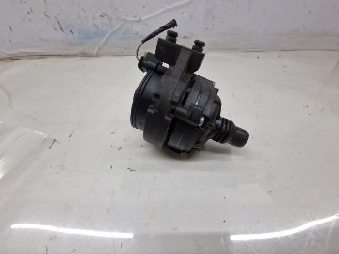 Additional water pump from a BMW i3 (I01) i3 2018