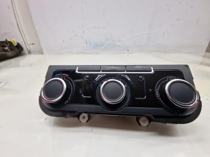 Używane Panel climatronic Volkswagen Caddy III (2KA,2KH,2CA,2CH) 1.6 TDI 16V Cena € 50,00 Procedura marży oferowane przez autodemontage denollen