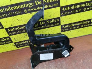 Used Clutch pedal Mercedes Vito (639.6) 2.2 113 CDI 16V Euro 5 Price on request offered by de Nollen autorecycling