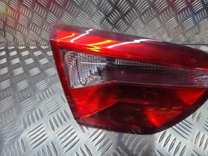 Usados Luz trasera izquierda Seat Ibiza ST (6J8) 1.2 TDI Ecomotive Precio € 30,00 Norma de margen ofrecido por de Nollen autorecycling