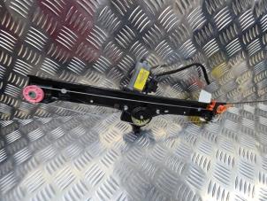 Używane Mechanizm szyby prawej przedniej wersja 2-drzwiowa Fiat Grande Punto (199) 1.4 Cena € 65,00 Procedura marży oferowane przez de Nollen autorecycling