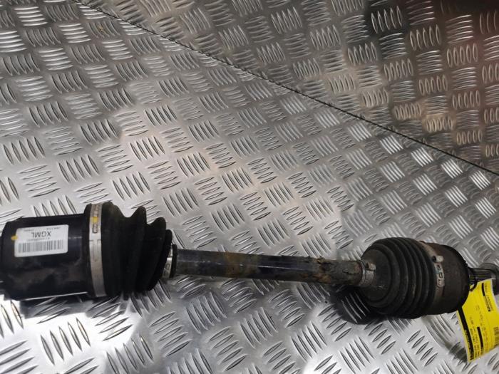 Front drive shaft, left from a SsangYong Tivoli 1.6 e-XDi 16V 2WD 2017