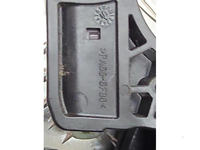 Acelerador de un Mercedes-Benz Vito (639.6) 2.2 113 CDI 16V Euro 5 2012