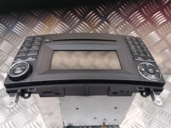Radio CD player from a Mercedes-Benz Vito (639.6) 2.2 113 CDI 16V Euro 5 2012