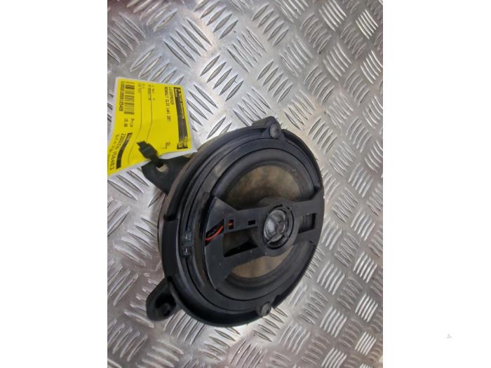 Używane Glosnik Renault Clio III (BR/CR) 1.2 16V 75 Cena € 15,00 Procedura marży oferowane przez autodemontage denollen