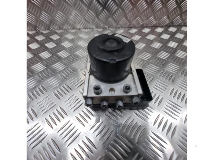 Bloc ABS d'un Peugeot 207/207+ (WA/WC/WM) 1.4 2013