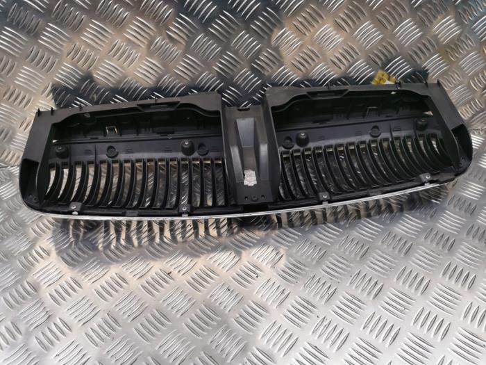 Używane Grill Jaguar X-type 2.5 V6 24V Cena € 50,00 Procedura marży oferowane przez autodemontage denollen