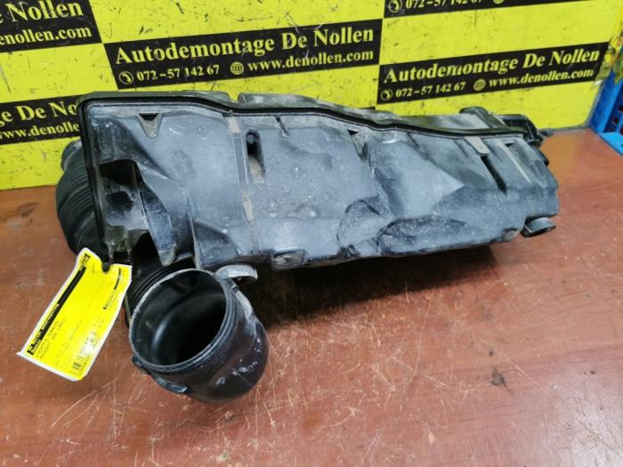 Begagnade Luftfilterhus Peugeot 308 SW (4E/H) 1.4 VTI 16V Pris € 30,00 Marginaltabell erbjuds av autodemontage denollen
