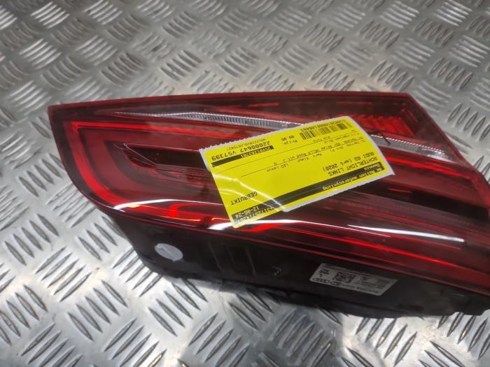 Optique Arrière Gauche Extérieur AUDI A3 – Marque ALKAR – Réf. 2231500 – Neuf (peut Avoir Défauts Mineurs)