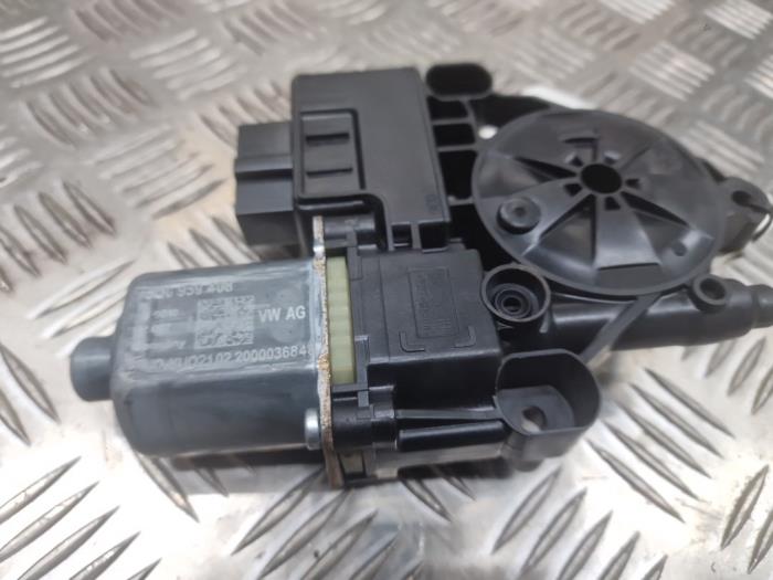 Usados Motor de ventanilla de puerta Audi A3 Sportback (8VA/8VF) 1.5 30 g-tron 16V Precio € 24,95 Norma de margen ofrecido por autodemontage denollen